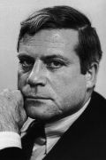 Oliver Reed (small)
