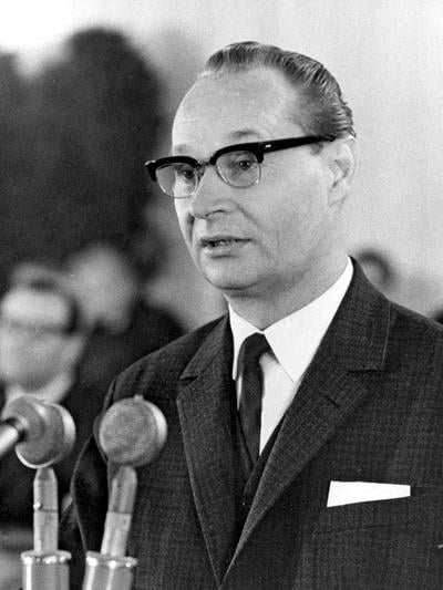 Alexander Dubček, Politician